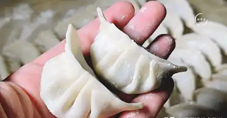 饺子包装后,这是个小技巧,让它不会粘在一起,也不会破裂 第3张 饺子包装后,这是个小技巧,让它不会粘在一起,也不会破裂 第3张